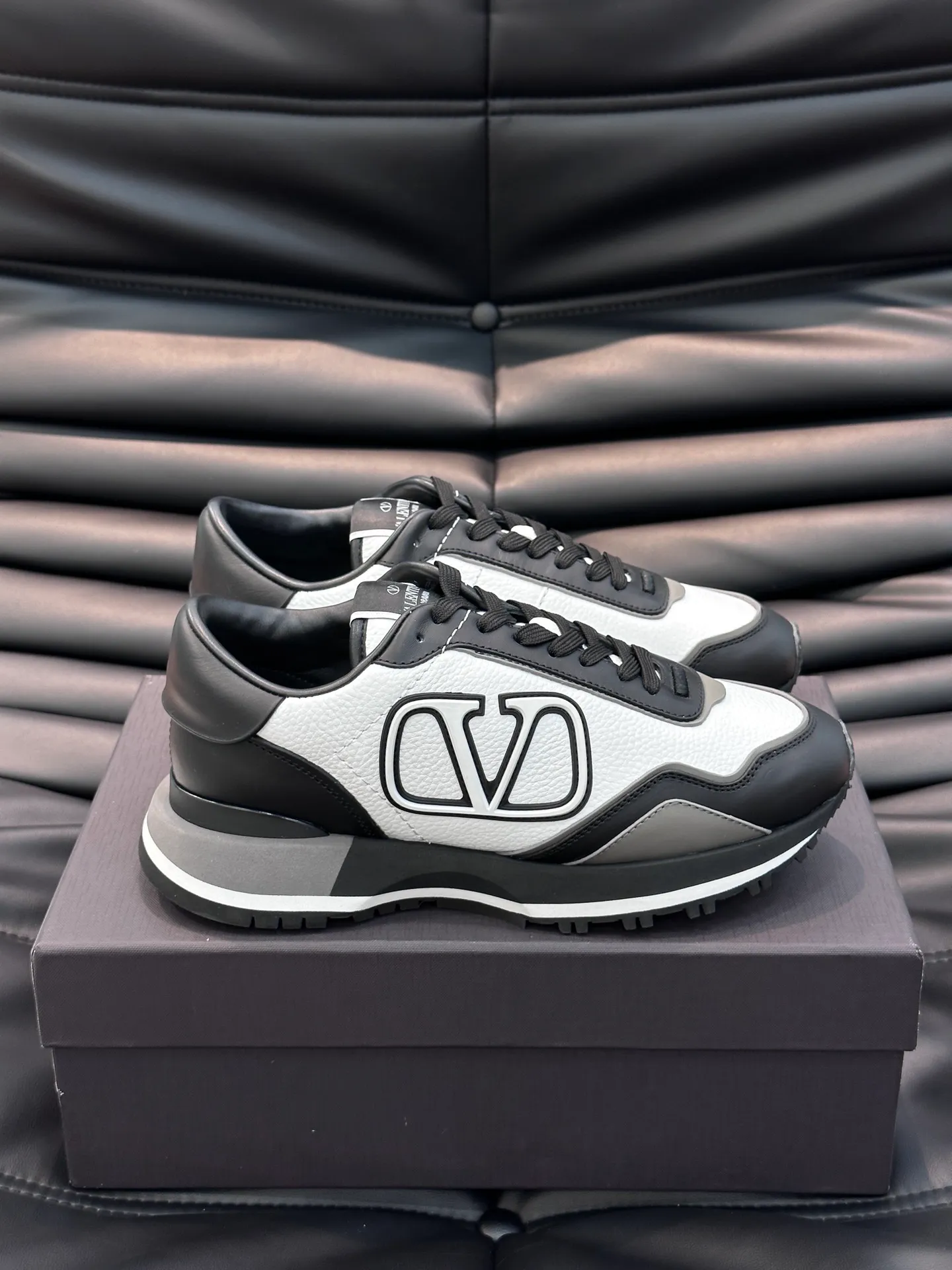 P540💰 Product trademark: VALENTINO "Valentino" Regular size: 38-44 [45 customized] Product material: Warren men's casual sports shoes, made of imported first-layer cowhide, with brand emblem on the tongue, rivet rubber outsole, non-slip, wear-resistant and shock-absorbing, cowhide lining foot pads, comfortable and breathable, with original box packaging equation bag!